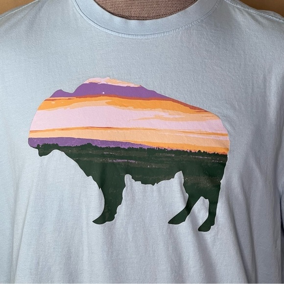 Cremieux Men’s Light Blue T-Shirt with Buffalo with Sunrise Print XL - Picture 2 of 8